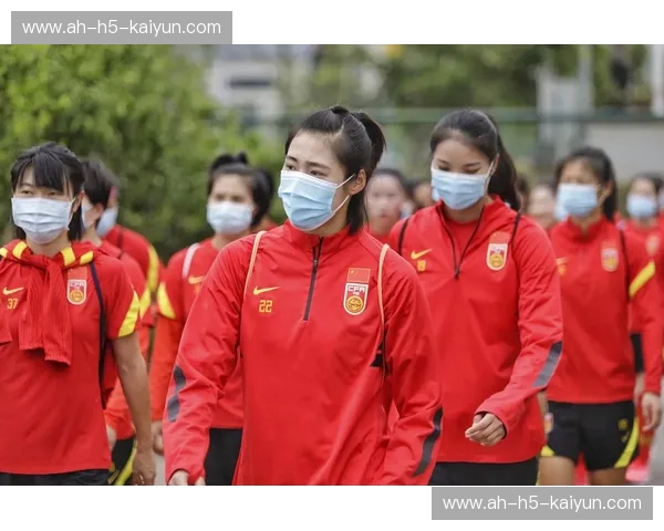 铿锵玫瑰对阵北极熊：一场关乎荣誉与重生的绿茵巅峰之战